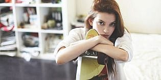 4 Ways to Wear Your Boyfriend’s Clothes in a Hot Way